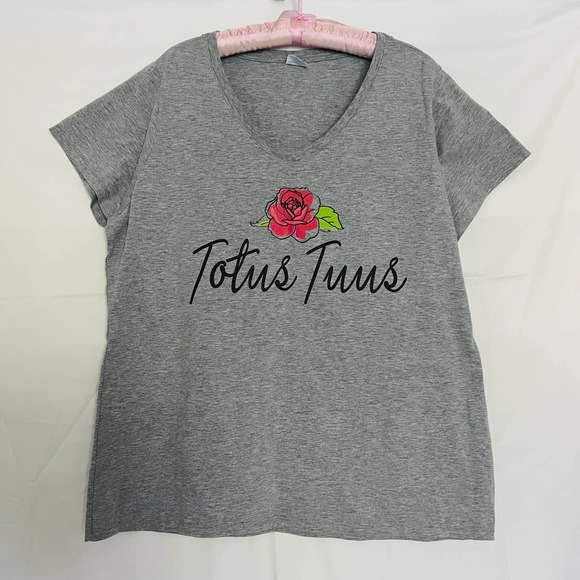 TOTUS TUUS I am Yours Latin Phrase Catholic Mary T-Shirt V-Neck Top Size 2XL - Picture 3 of 7